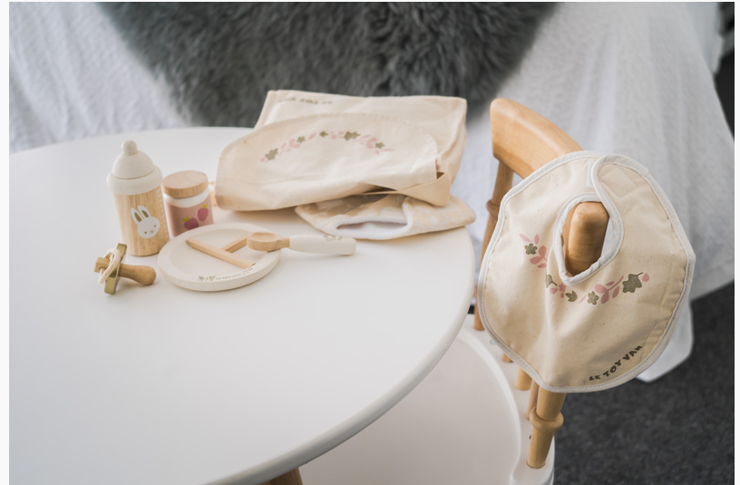 Le Toy Van Doll Nursing Set