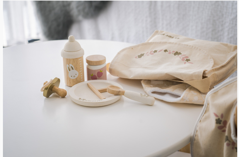Le Toy Van Doll Nursing Set
