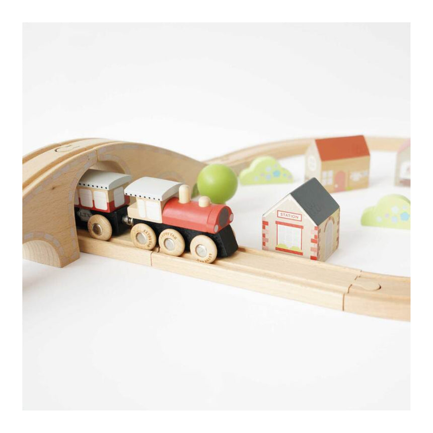 Le Toy Van Figure of 8 Train Set - 40 Pieces