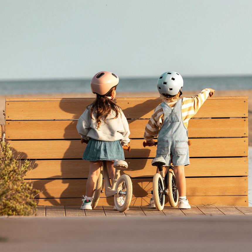 Child carrying toys in the wicker basket of a Kinder Kraft Rapid 2 balance bike