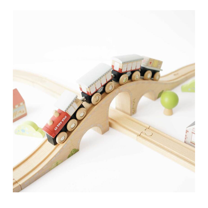 Le Toy Van Figure of 8 Train Set - 40 Pieces