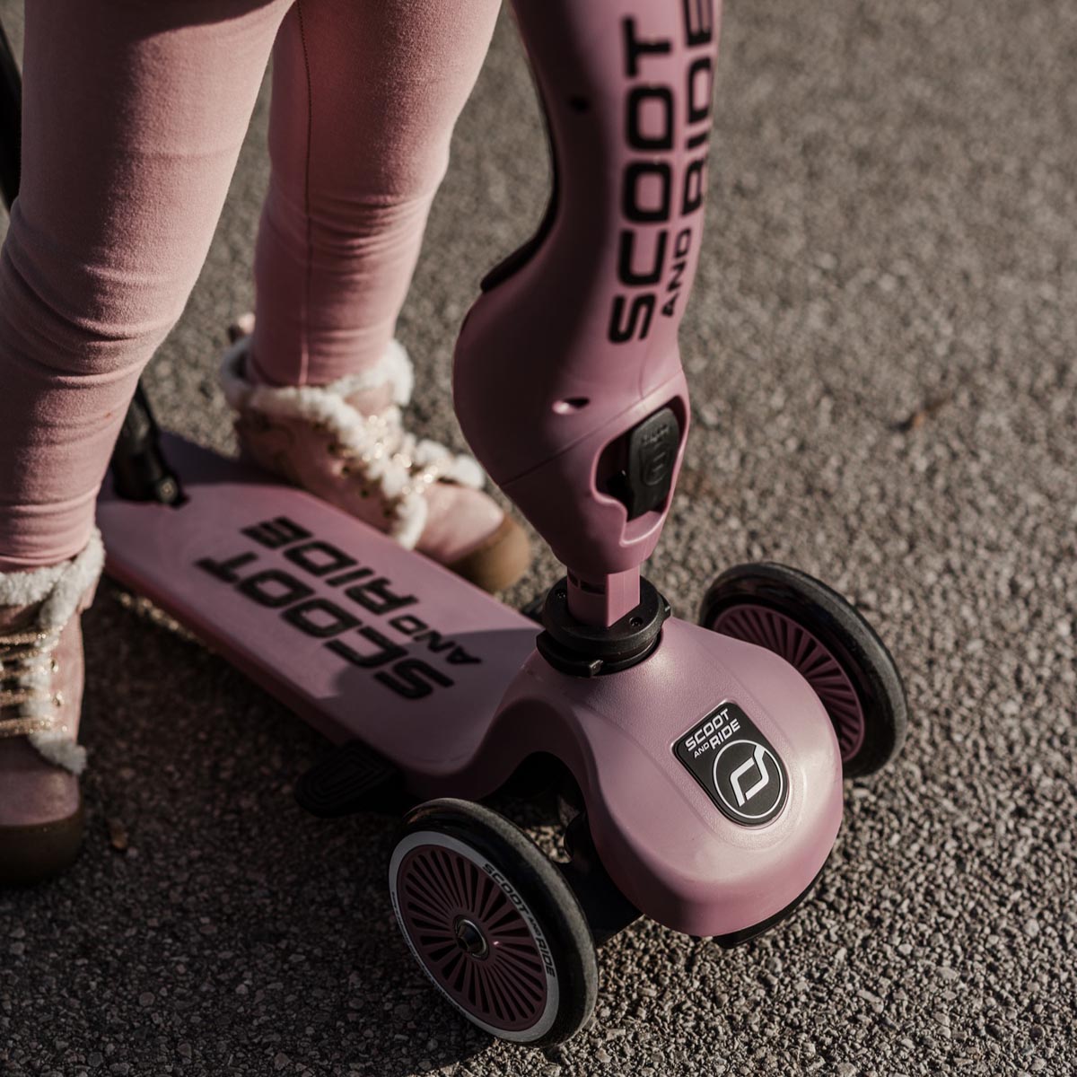 Scoot & Ride Highwaykick 1 Push & Go 2-in-1 kids scooter in Wildberry – view 15